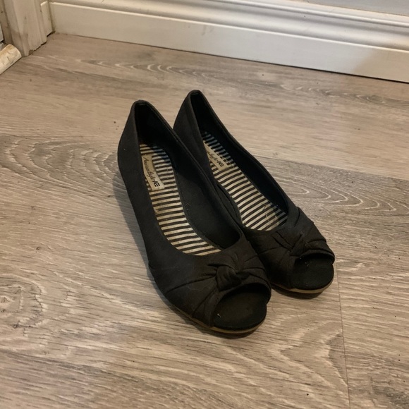 CLOTHING - Picture 3 of 11